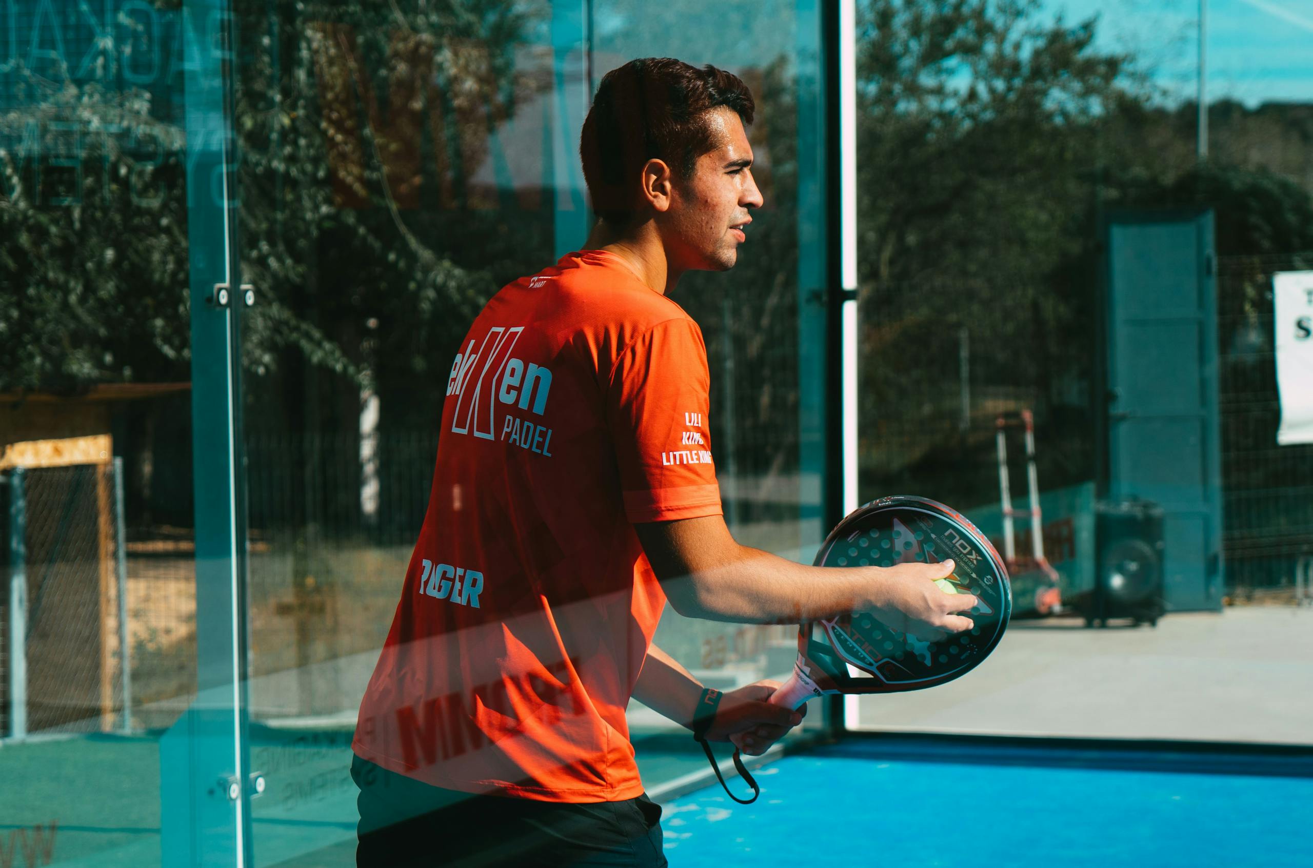 man die zijn padeltechniek aan het leren is